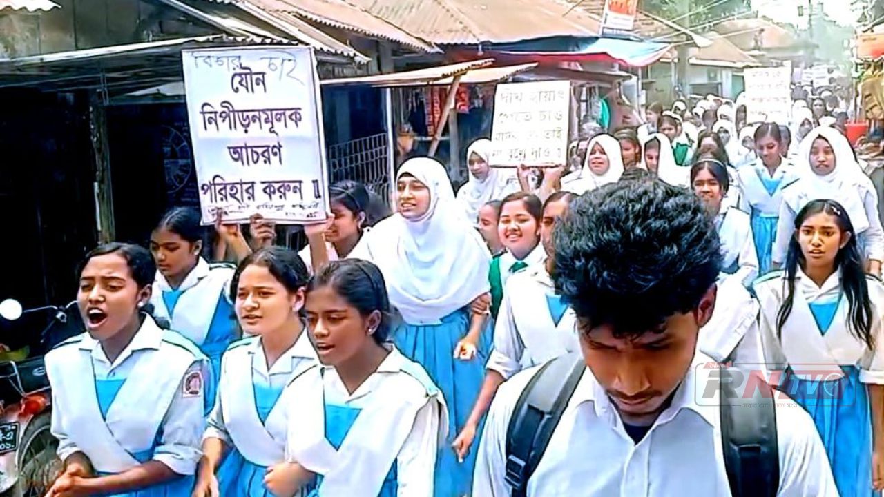 শিক্ষার্থীর শ্লীলতাহানির অভিযোগে বিক্ষোভ, অভিযুক্ত শিক্ষকের দাবি ‘চক্রান্ত’