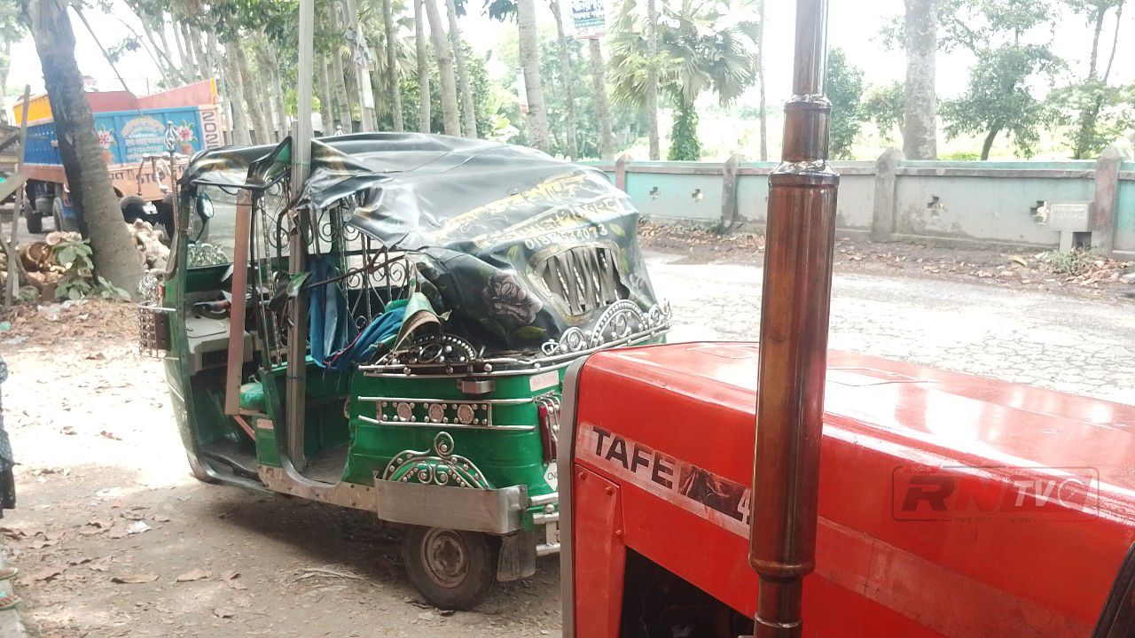 ১ জুলাই ২০২৬, দাউদকান্দী উপজেলার বারিয়ারা এলাকায় পাওয়ার টিলার ও সিএনজিচালিত অটোরিকশার মুখোমুখি সংঘর্ষের পর মারাত্মকভাবে ক্ষতিগ্রস্ত সিএনজির একাংশ।