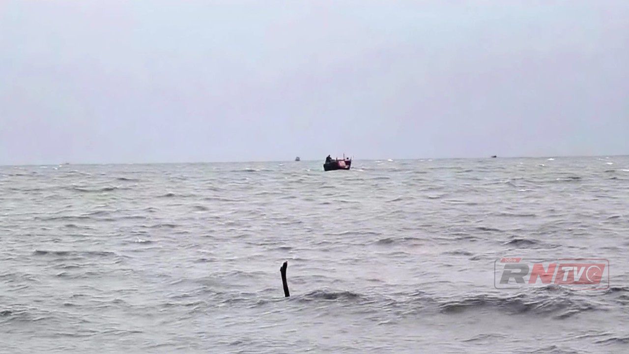 বঙ্গোপসাগরে ট্রলার ডুবি: ১১ জেলে উদ্ধার, নিখোঁজ ২
