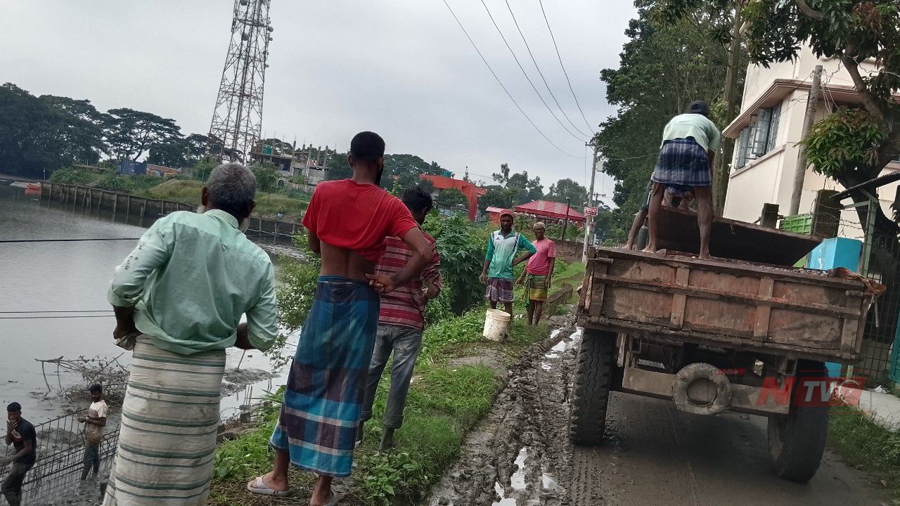 দাউদকান্দির দৌলতপুরে সড়ক দখল করে নির্মাণকাজ: সাংবাদিকসহ সাধারণ মানুষকে আটকে রাখার অভিযোগ, চরম ভোগান্তি