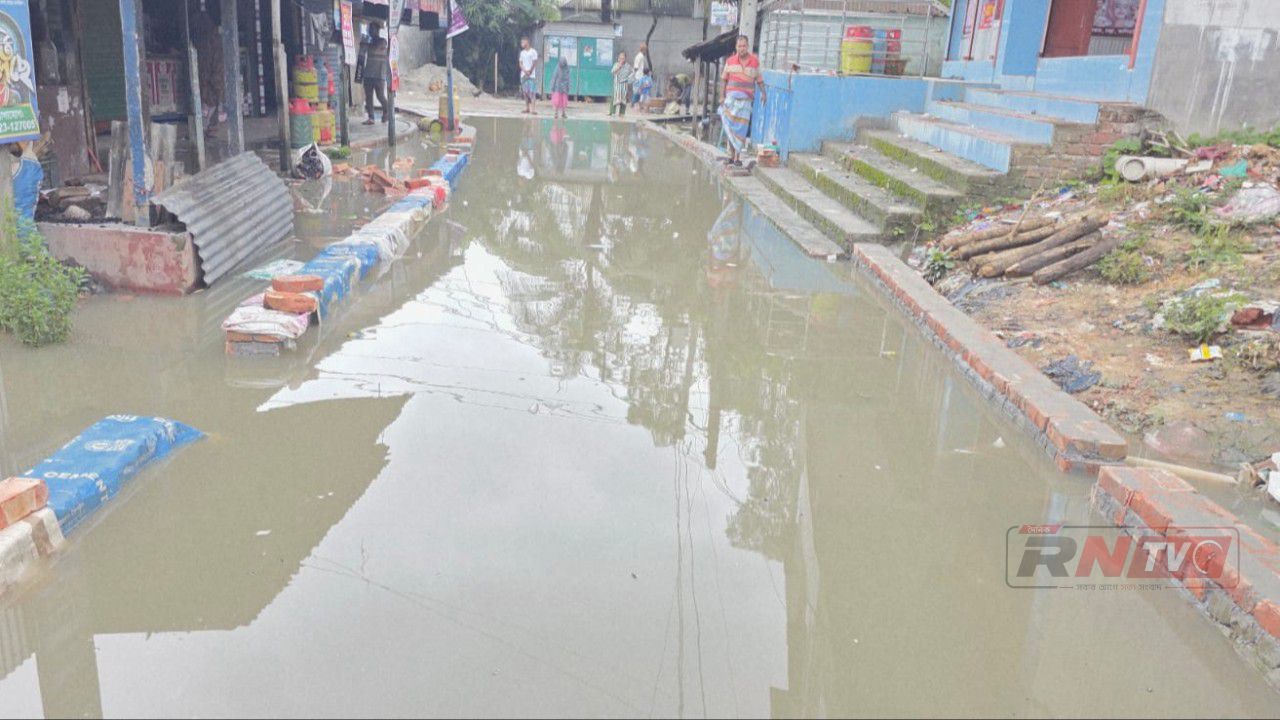 কালিয়াকৈর পৌরসভার নিয়মিত ড্রেন পরিষ্কার না করায় সামান্য ভারী বৃষ্টিতেই জলাবদ্ধতা সৃষ্টি
