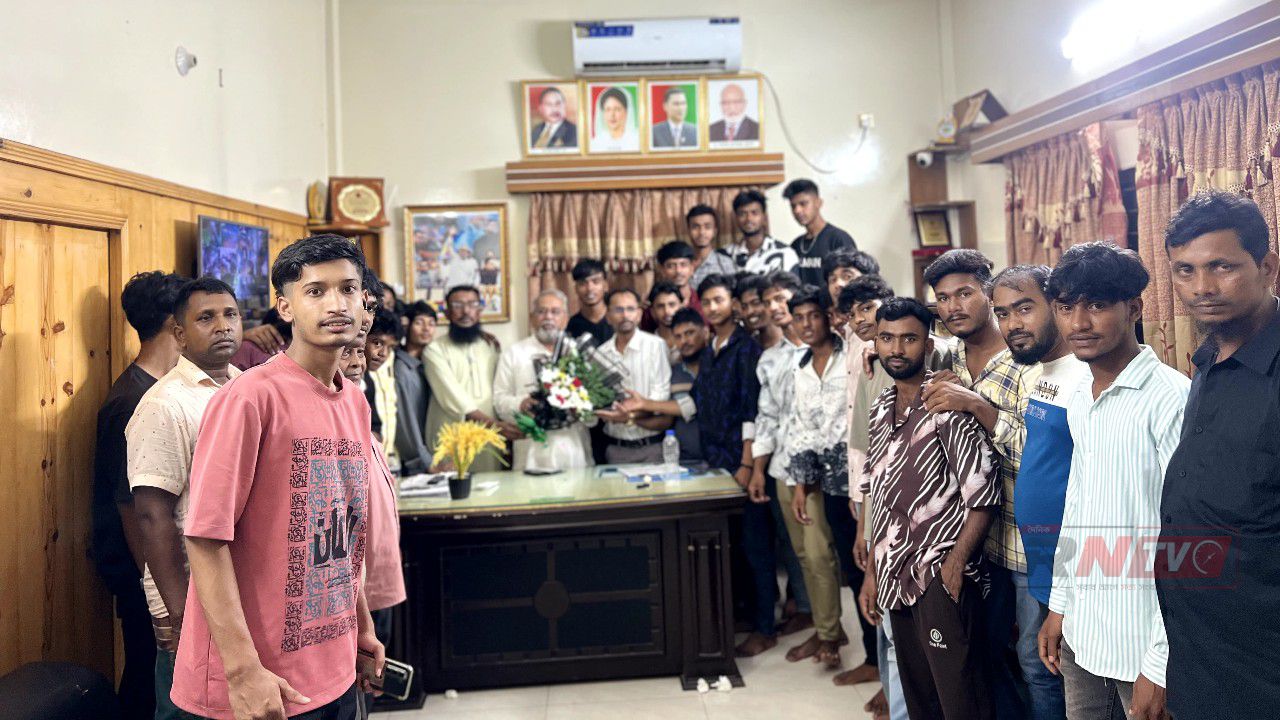 কুমিল্লা উত্তর জেলা বিএনপির নবগঠিত আহ্বায়ক বীর মুক্তিযোদ্ধা আলহাজ্ব হাসেন চেয়ারম্যানকে ফুলেল শুভেচ্ছা জানান ৯ নম্বর মোহাম্মদপুর ইউনিয়ন বিএনপি ও দলের অঙ্গ-সহযোগী সংগঠনের নেতৃবৃন্দ।