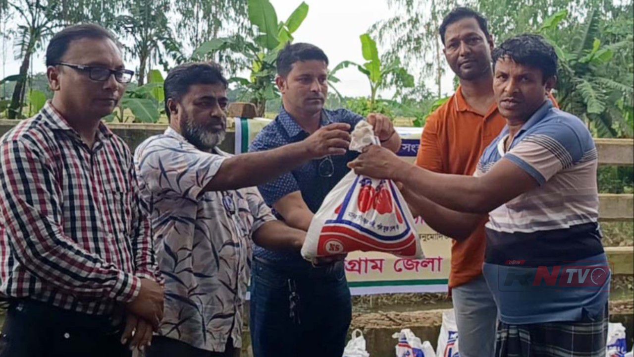 সাংবাদিক সুরক্ষা ও কল্যাণ ফাউন্ডেশনের উদ্যোগে চন্দনাইশে বন্যাদুর্গতের মাঝে ত্রাণ বিতরণ 