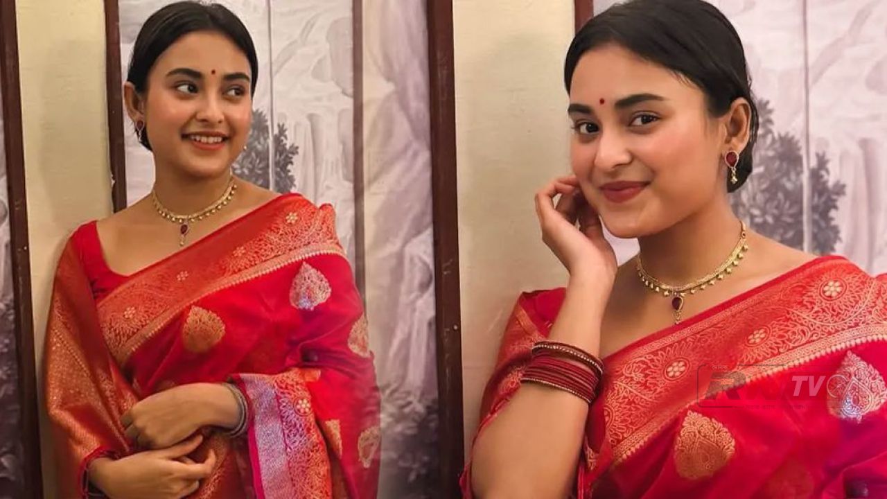 নান্দনিক সাজে ভক্তদের ধরা দিলেন তটিনী