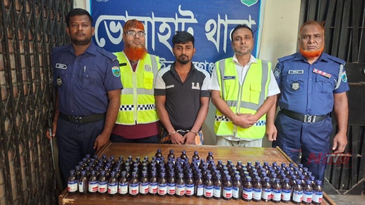 ভোলাহাটে পুলিশের অভিযানে ফেনসিডিলসহ মাদক ব্যবসায়ী গ্রেপ্তার