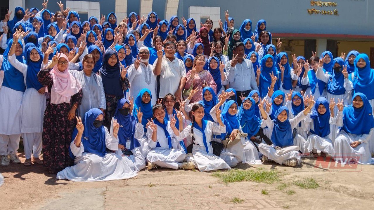 নবাবগঞ্জ সরকারি বালিকা উচ্চ বিদ্যালয়ে এসএসসি উত্তীর্ণদের সংবর্ধনা ও মিষ্টিমুখ