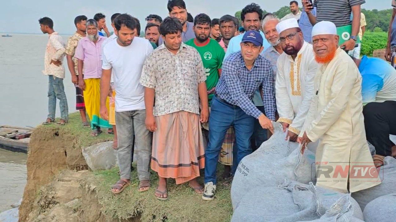 আলাতুলিতে পদ্মার ভাঙন রোধে ৪৩ কোটি ৩৯লাখ টাকা ব্যায়ে  কাজের উদ্বোধন করেন নূরুল ইসলাম বুলবুল এমপি।