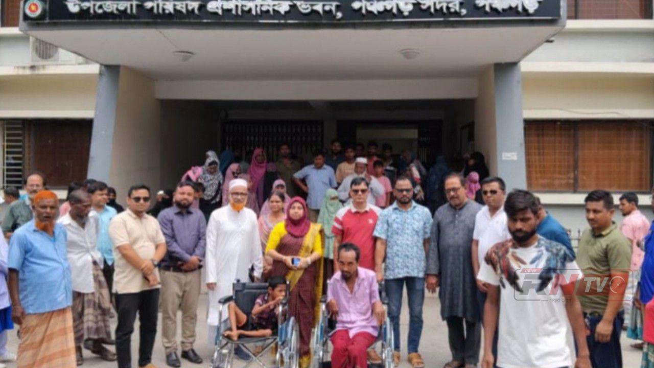 পঞ্চগড়ে অসহায়দের মাঝে সেলাই মেশিন, হুইল চেয়ার, বাইসাইকেল ও চার্জার ভ্যান বিতরণ