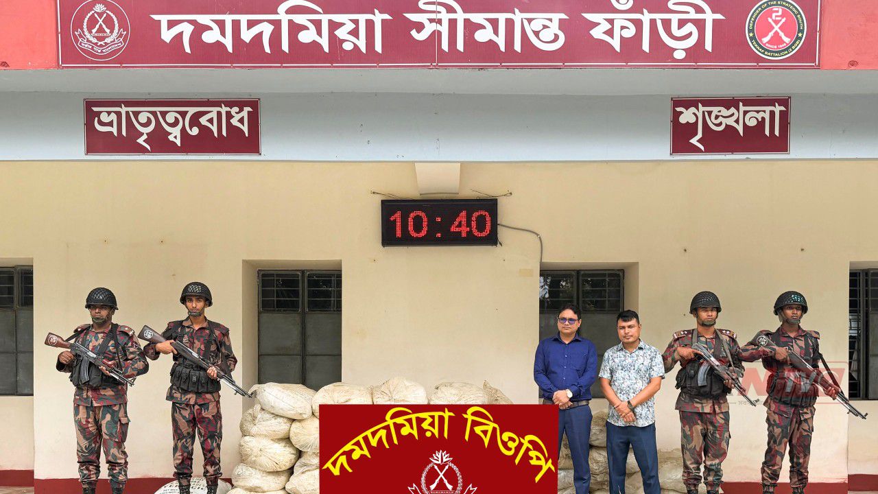 টেকনাফে বিজিবির অভিযানে মিয়ানমারে পাচারের আগে ৩৫ বস্তা সারসহ কাঠের নৌকা জব্দ