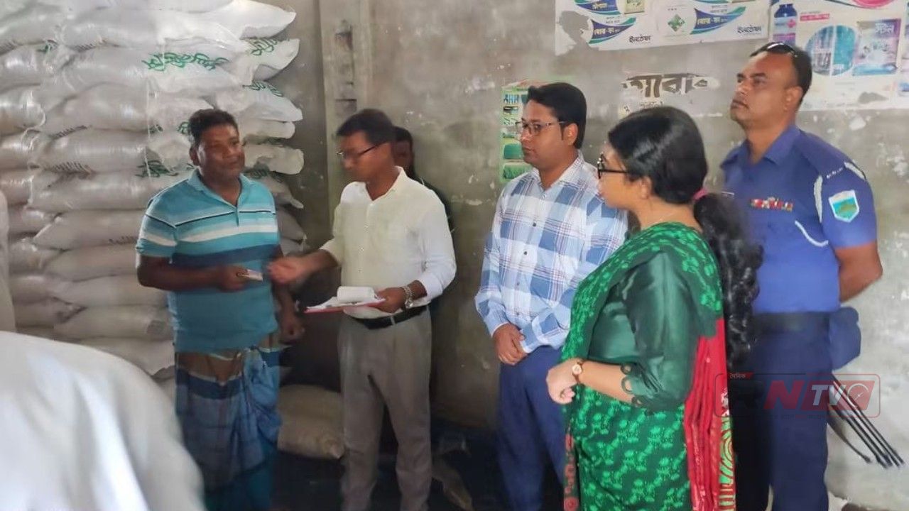 সার বিক্রয়ে অনিয়ম: সিংড়ায় ব্যবসায়ীকে ২০ হাজার টাকা জরিমানা