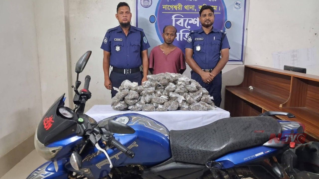 বিলে ঝাপ দিয়ে কচুরিপানার নিচে লুকিয়েও রক্ষা পেল না মাদক কারবারি ।