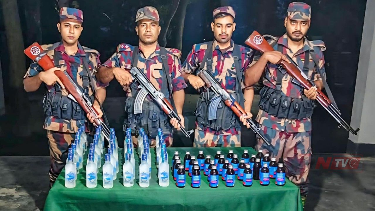 চাঁপাইনবাবগঞ্জ সীমান্তে ৫৩ বিজিবির অভিযানে ভারতীয় মদ ও ফেন্সিডিল জব্দ
