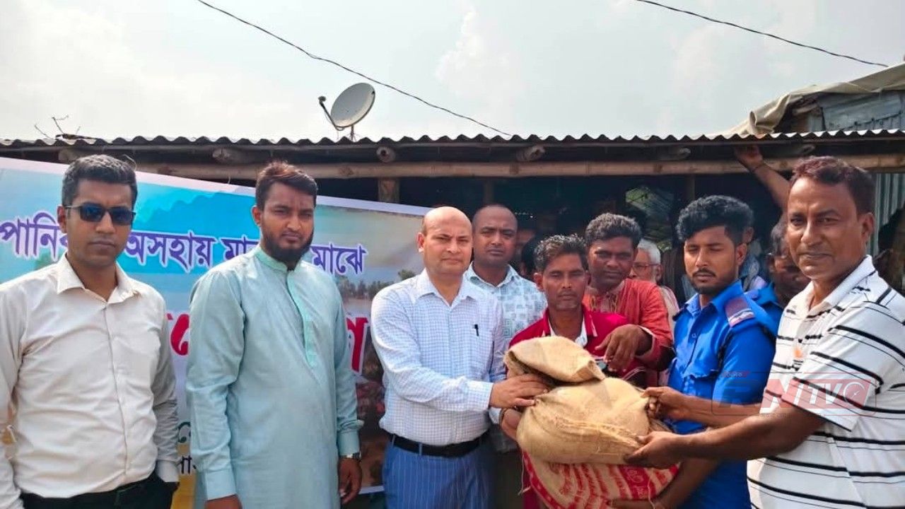 চাঁপাইনবাবগঞ্জের নারায়ণপুরে বন্যার্তদের দ্বারে জেলা প্রশাসক: তুলে দিলেন ত্রাণ ও সহায়তা