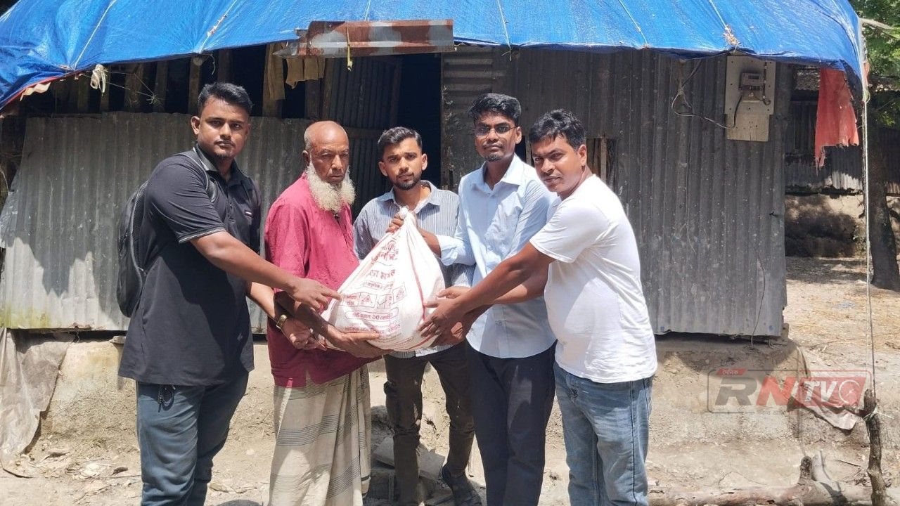আমতলীতে অসুস্থ রশিদ প্যাদার পাশে ‘স্বপ্নছোঁয়া’, পৌঁছে দিল বাজারসামগ্রী