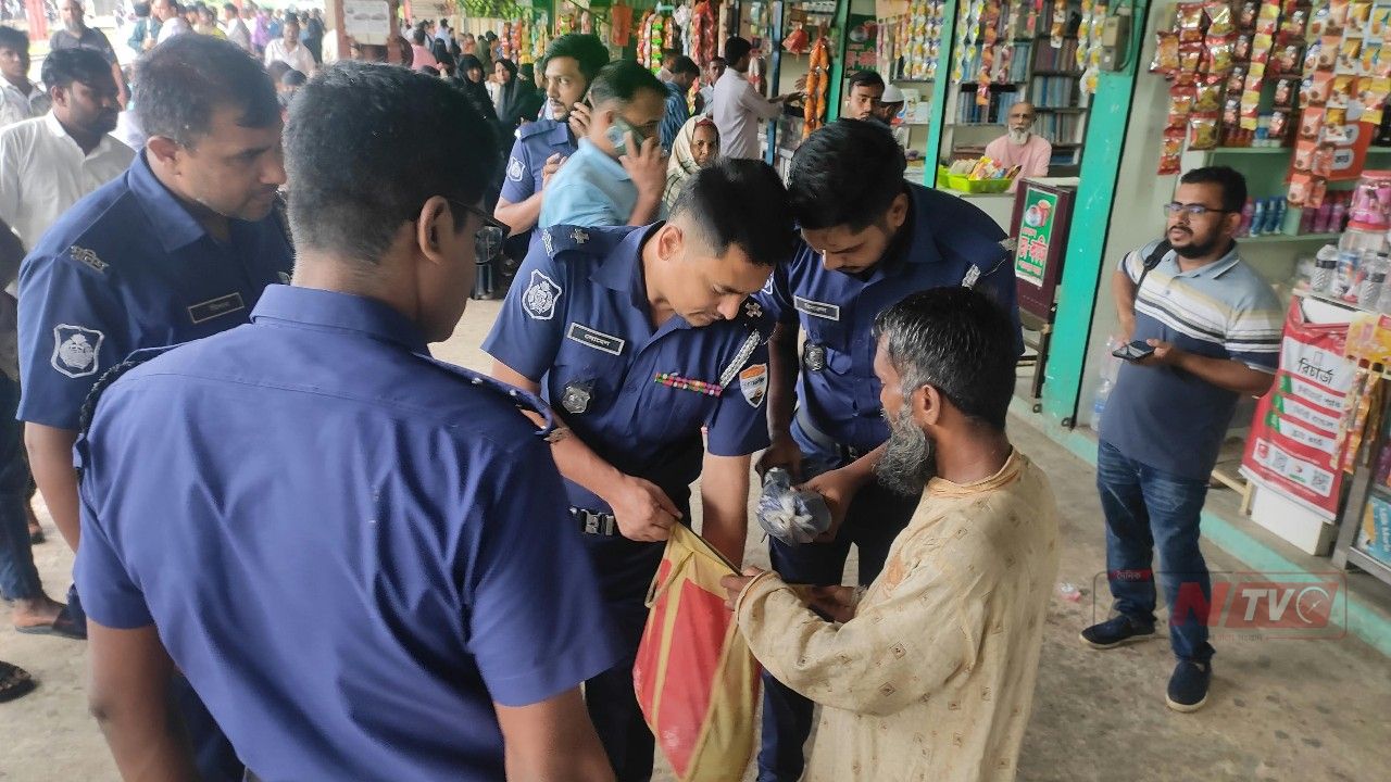 যাত্রী নিরাপত্তায় ব্রাহ্মণবাড়িয়া রেলস্টেশনে পুলিশের ব্যাপক তল্লাশি