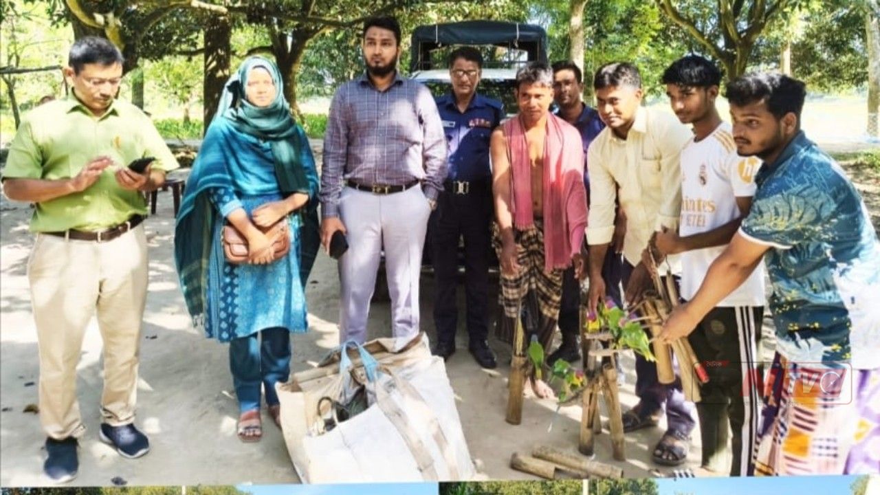 চাঁপাইনবাবগঞ্জে প্রশাসনের উদ্যোগে উদ্ধার ২৩ টিয়া পাখি অবমুক্ত