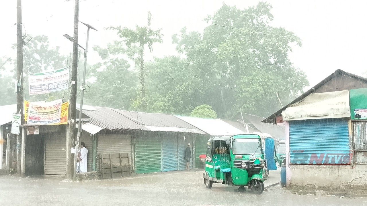 কালো মেঘের পর হঠাৎ ঝড়-বৃষ্টি, দাউদকান্দিতে আধাঘণ্টায় বদলে গেল চিত্র