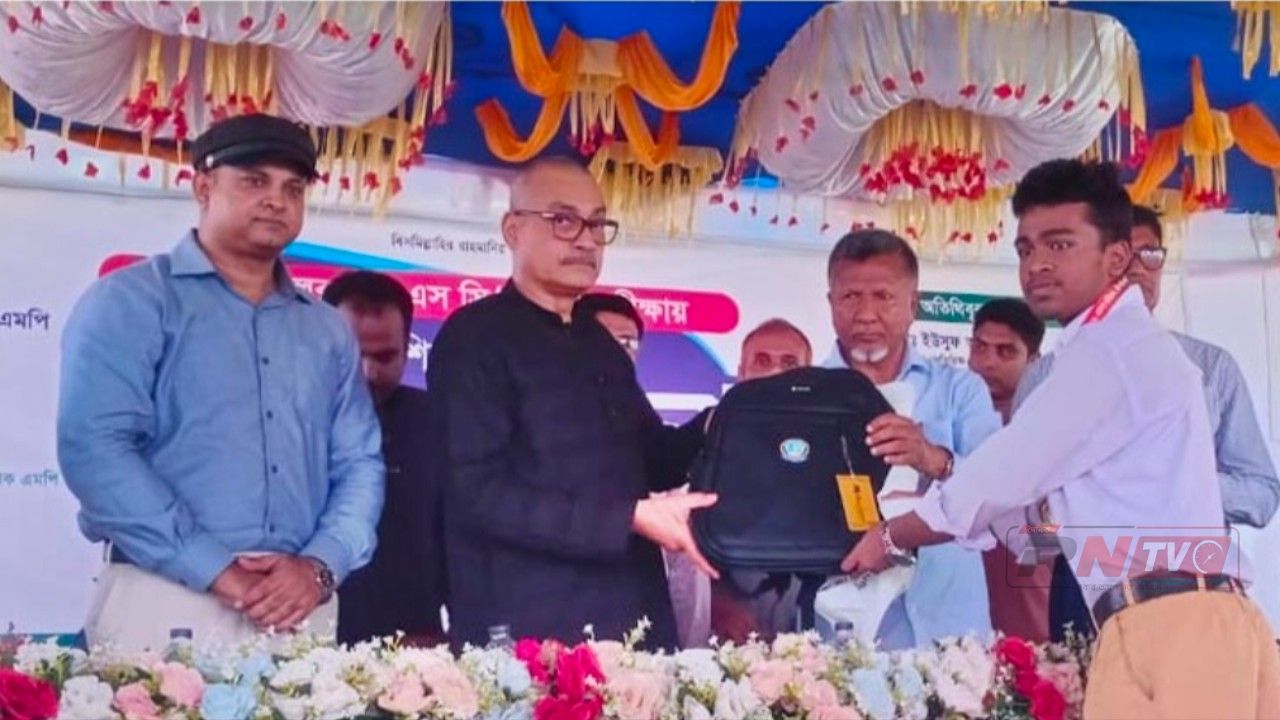 চাঁপাইনবাবগঞ্জে জিপিএ-৫ পাওয়া ১২০০ শিক্ষার্থীকে জেলা পরিষদের সংবর্ধনা