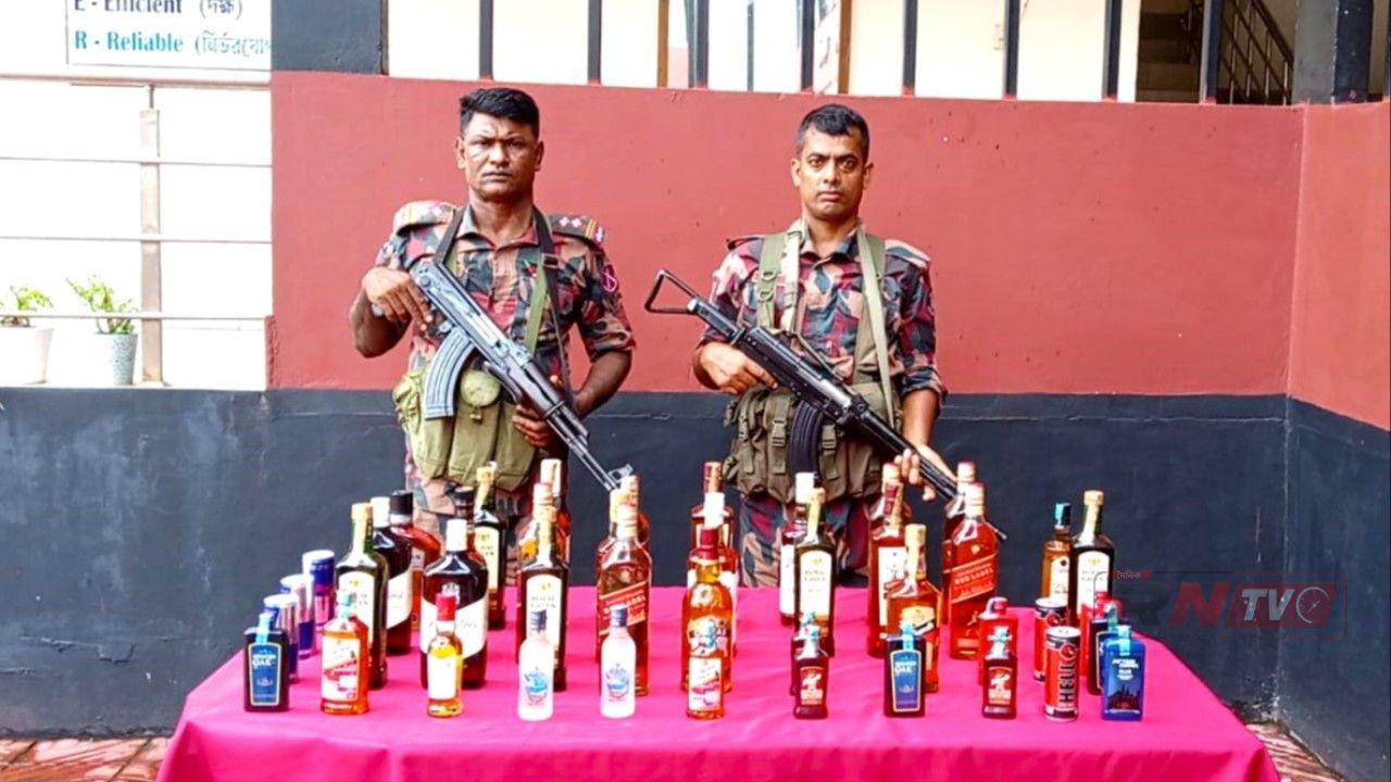 বেনাপেল সীমান্তে ৪৩ বোতল বিদেশি মদসহ প্রায় ৪ লক্ষ টাকার ভারতীয় পণ্য জব্দ