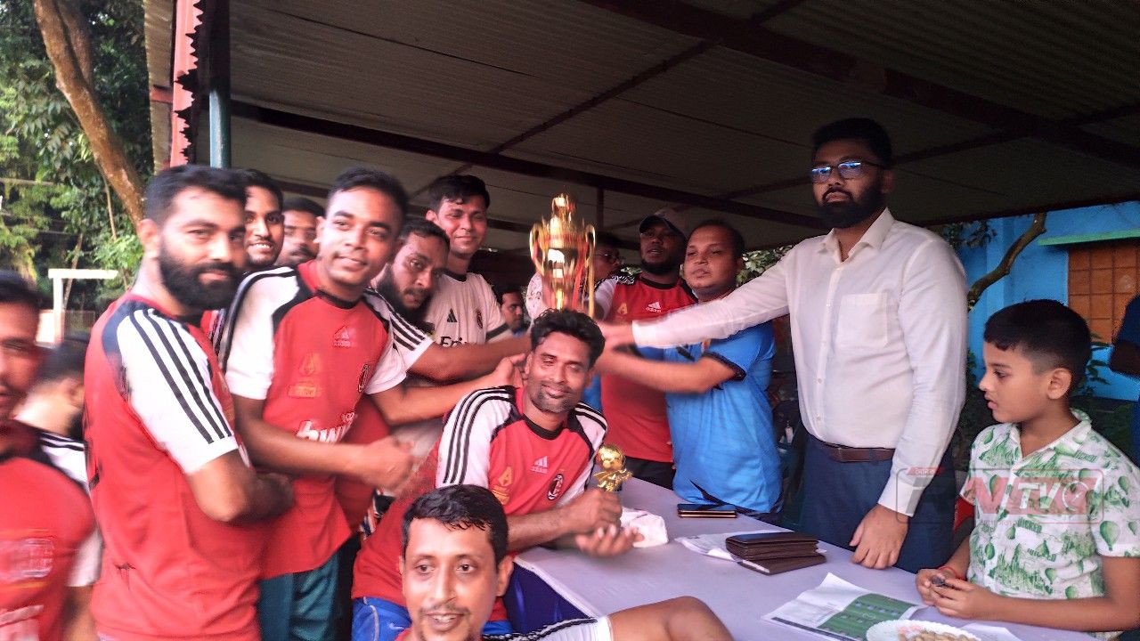 দেবহাটায় ৪ দলীয় ফুটবল ফাইনালে উপজেলা প্রশাসনকে হারিয়ে চ্যাম্পিয়ন থানা দল