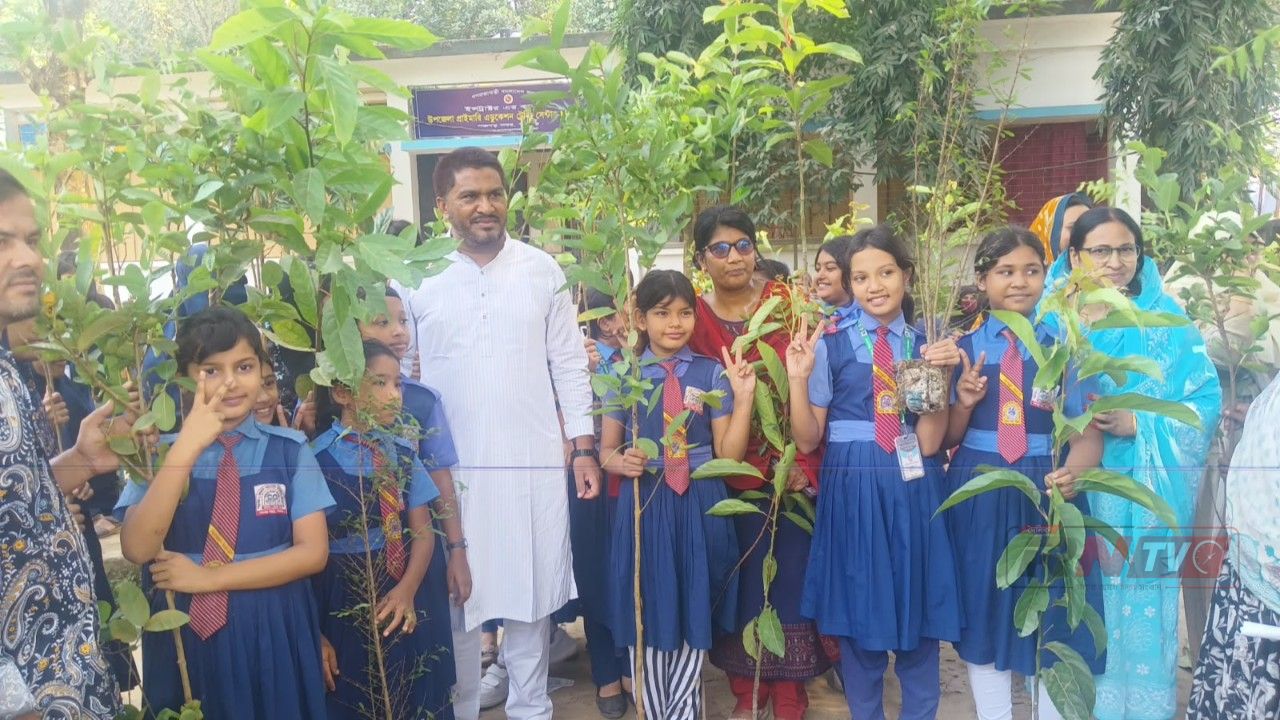 পঞ্চগড়ে শিক্ষার্থীদের মাঝে প্রায় এক হাজার গাছের চারা বিতরণ