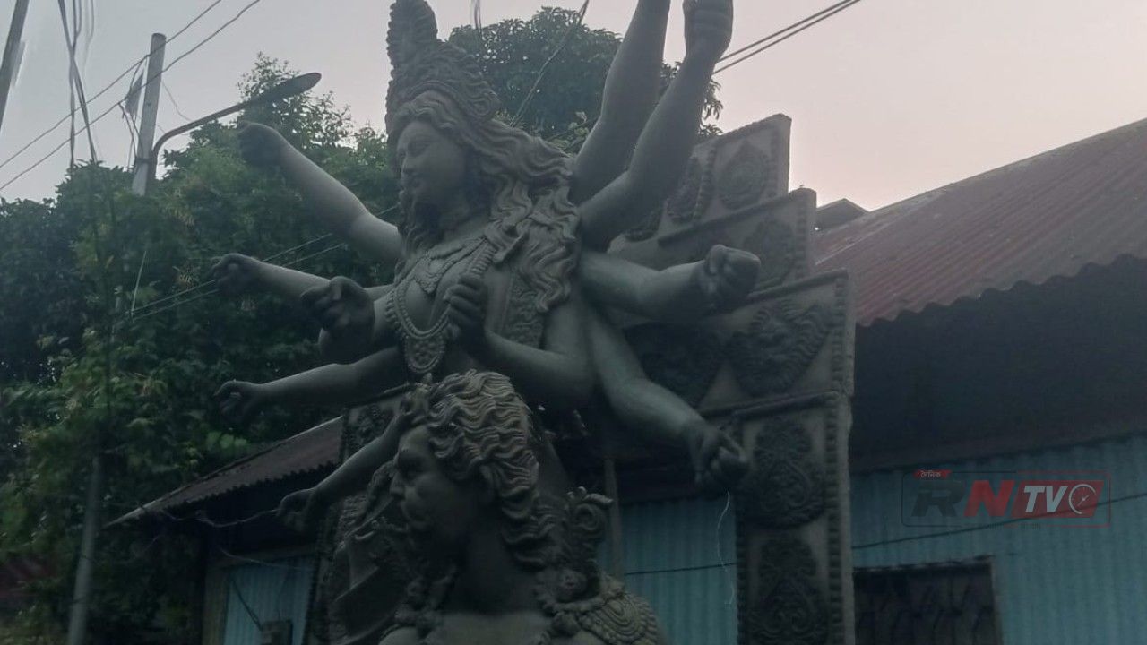 দুর্গাপূজা ঘিরে দাউদকান্দিতে কর্মচঞ্চল প্রতিমা তৈরির কারখানা 