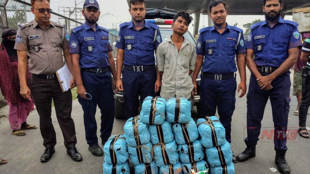 কুমিল্লা দাউদকান্দিতে কাভার্ডভ্যানে মিললো ৬৪ কেজি গাঁজা, গ্রেপ্তার ১