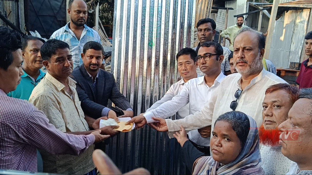 রাউজানে গভীর রাতে আগুনে পুড়ে ছাই দুই পরিবারের বসতঘর